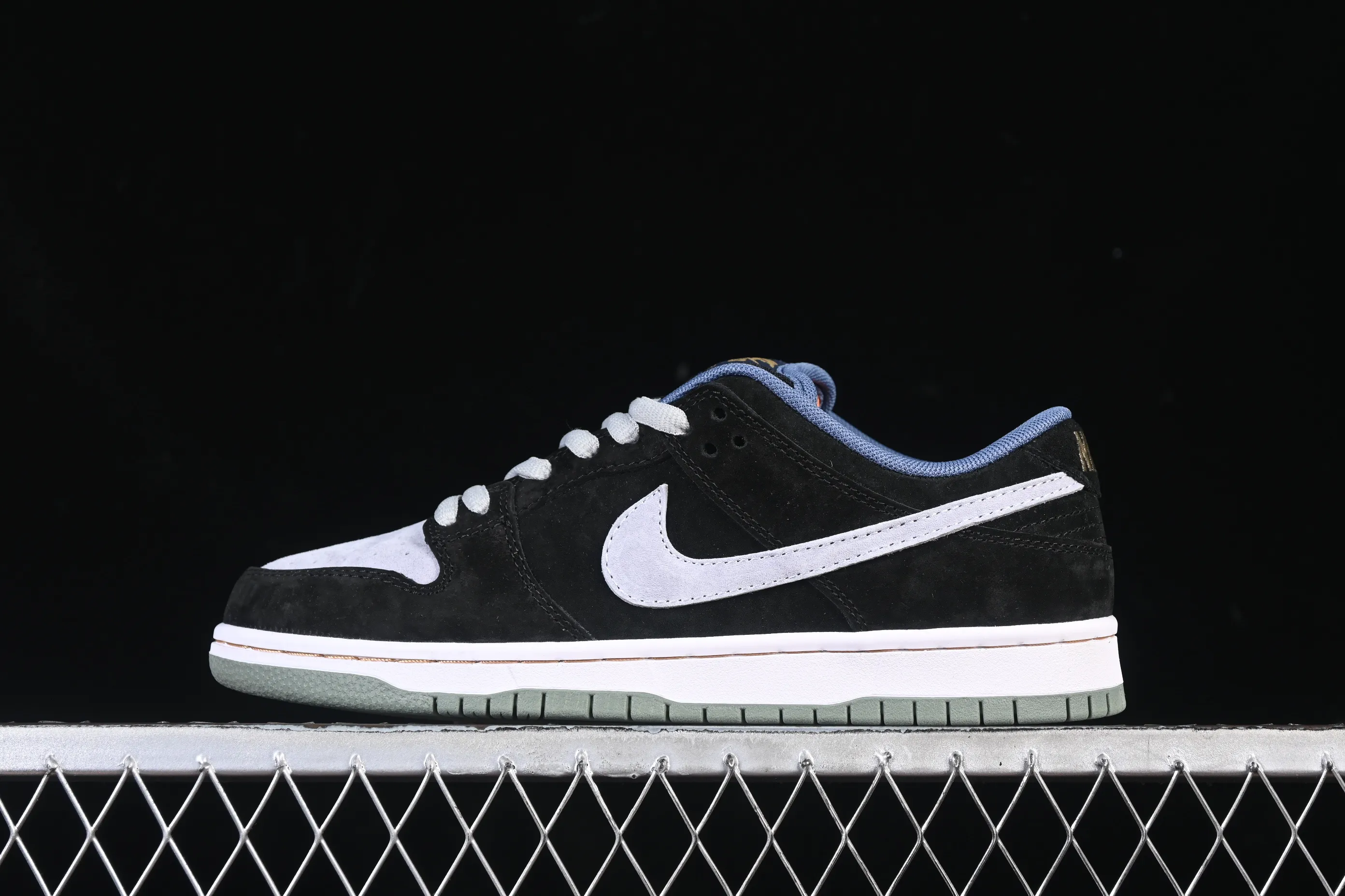 All Categories Nk SB Dunk Series Nk SB Dunk Low Low-top sneakers Nike SB Dunk Low Black and gray raw rubber SB low-top casual sneakers HF3063-002